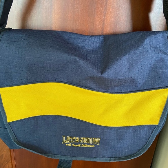 LATE SHOW with David Letterman 2500 Show Large Navy Blue & Yellow Messenger Bag - Picture 3 of 13